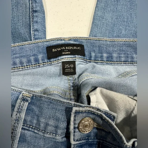 Banana Republic Light Wash Split Frayed Hem Low-Rise Jean Size 25 - Picture 3 of 5